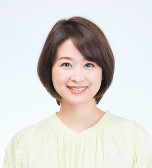 センターパートよりも、少しフェミニンな雰囲気の6:4分け。これが7:3になるとよりフェミニンに。前髪に曲線が出ると、やわらかく優しい印象になるので、ベストバランスの分け目を探って