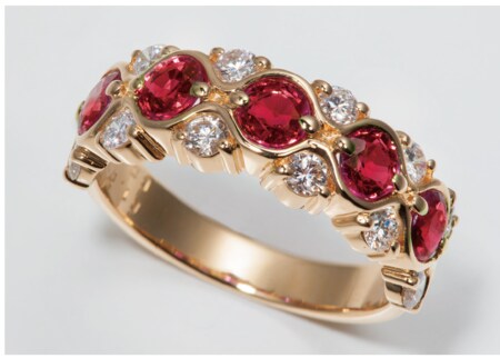 横に一列に並べた５石のラウンドルビーの赤が、小粒のダイヤモンドと調和して心地よいリズムを感じさせる宝石の装身具ルビーリング（個人蔵116）