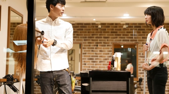 ほとんどの人は「雇用型サロン」でヘアスタイリストを目指すことになる