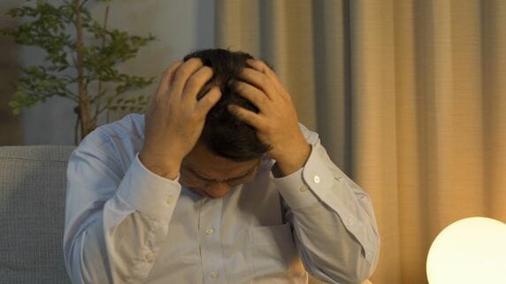 夢なら覚めてくれ…38年間、教壇に立ち続けた61歳・元高校教師。退職金2,300万円で“投資デビュー”を果たした、あまりにも「危うい判断」【FPが解説】