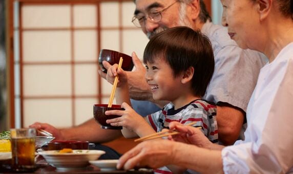 「やっと静かな生活に戻れるよ」…年金月23万円・70代夫婦、“お盆帰省”をしていた可愛い孫との別れに「思わずホッとした」密かな本音