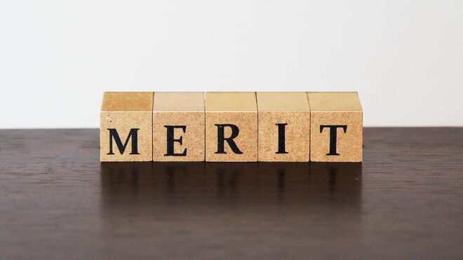 「MERIT」と書かれたブロック
