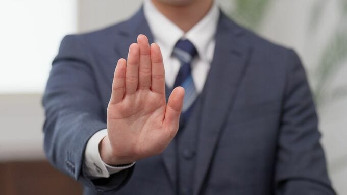 「転勤は拒否させていただきます」年収700万円・27歳エース社員が“前代未聞の猛抗議”…〈地方転勤の内示〉が撤回へと覆ったワケ【社労士が解説】