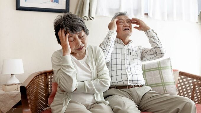 老後資金を貯めたことを後悔しています…年金月30万円・貯金3,200万円の70代夫婦。終活を始めた途端、2階に住み着いた訳アリ「40代出戻り長女」「50代無職の長男」に疲弊【FPの助言】