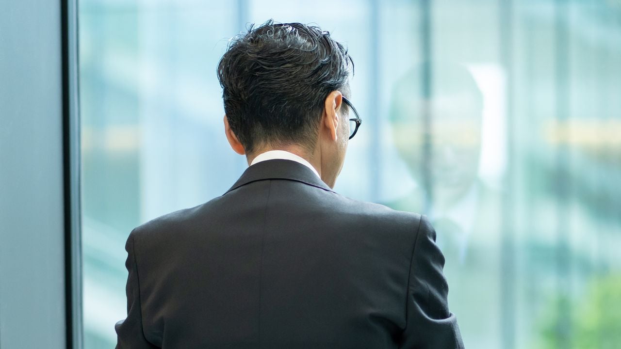 「俺は元大手の役員だぞ…」〈退職慰労金3,500万円〉58歳で会社を去った大手元役員、「地方中小企業」で待ち受けていた屈辱の日々