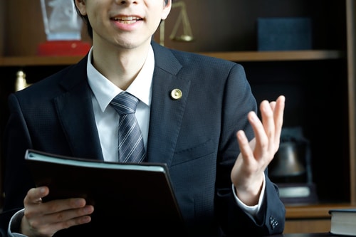 なりふり構わず収益をあげようとする人も… （画像はイメージです／PIXTA）