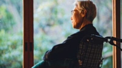幻覚、妄想、よく転ぶ…介護者や家族が知っておくべき「レビー小体型認知症」の特徴