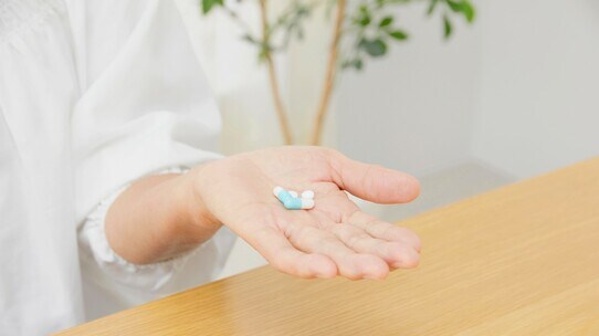 高齢者の介護…食べさせ方のコツは?「寝たら、アイスで刺激」