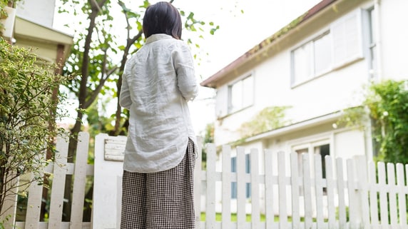 不仲なお隣さんから届いた「封書のお願い」…無下に断ると、将来我が家が「買い叩かれる」かもしれない理由【土地家屋調査士が解説】