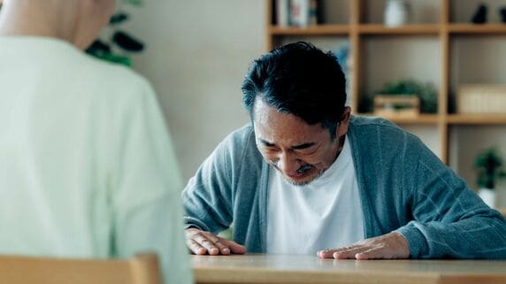 夫「すまん、働いてくれ…」→「今さら無理よ！」と断固拒否の専業主婦歴40年・61歳妻に懇願。退職金3,000万円を受け取った大企業元本部長の69歳夫が、妻に頭を下げた理由【FPが解説】