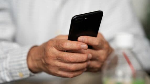 「おだてられて調子に乗って、馬鹿でした…」年金月26万円・66歳元営業本部長、屈辱。LINE誤送信で知った「知られざる仲間の本音」