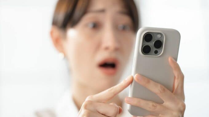 「失業保険を先にもらったせいで…」適応障害で退職した〈年収500万円〉48歳女性が絶望。離職票を握りしめ向かった窓口で〈痛恨のミス〉【社労士が「傷病手当金」を解説】