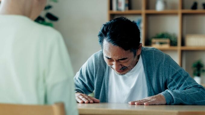 夫「すまん、働いてくれ…」→「今さら無理よ！」と断固拒否の専業主婦歴40年・61歳妻に懇願。退職金3,000万円を受け取った大企業元本部長の69歳夫が、妻に頭を下げた理由【FPが解説】