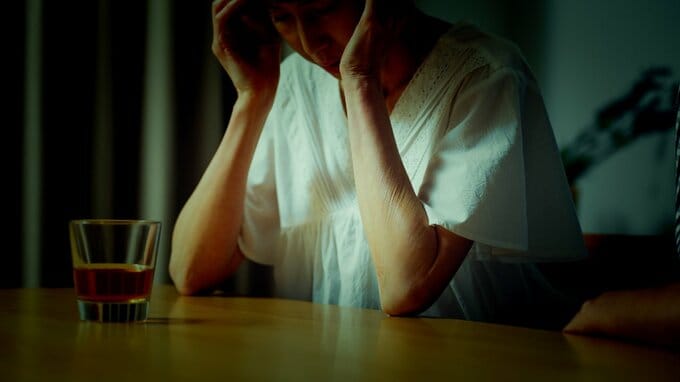 「自分の老後どころじゃない…」〈年金月25万円・貯蓄2,300万円〉65歳女性、実家に残る58歳弟に頭を抱える理由