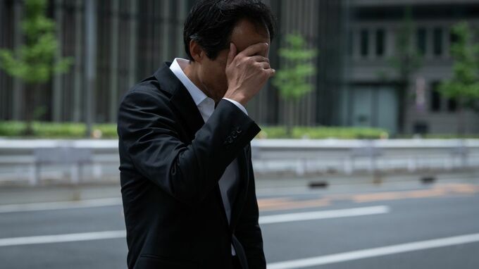 どうしてなんだ…「小遣い月1万5,000円」倹約生活で家族を支える年収490万円・52歳父、絶句。東京・私大に通う我が子から届いた「一通のLINE」驚愕の内容