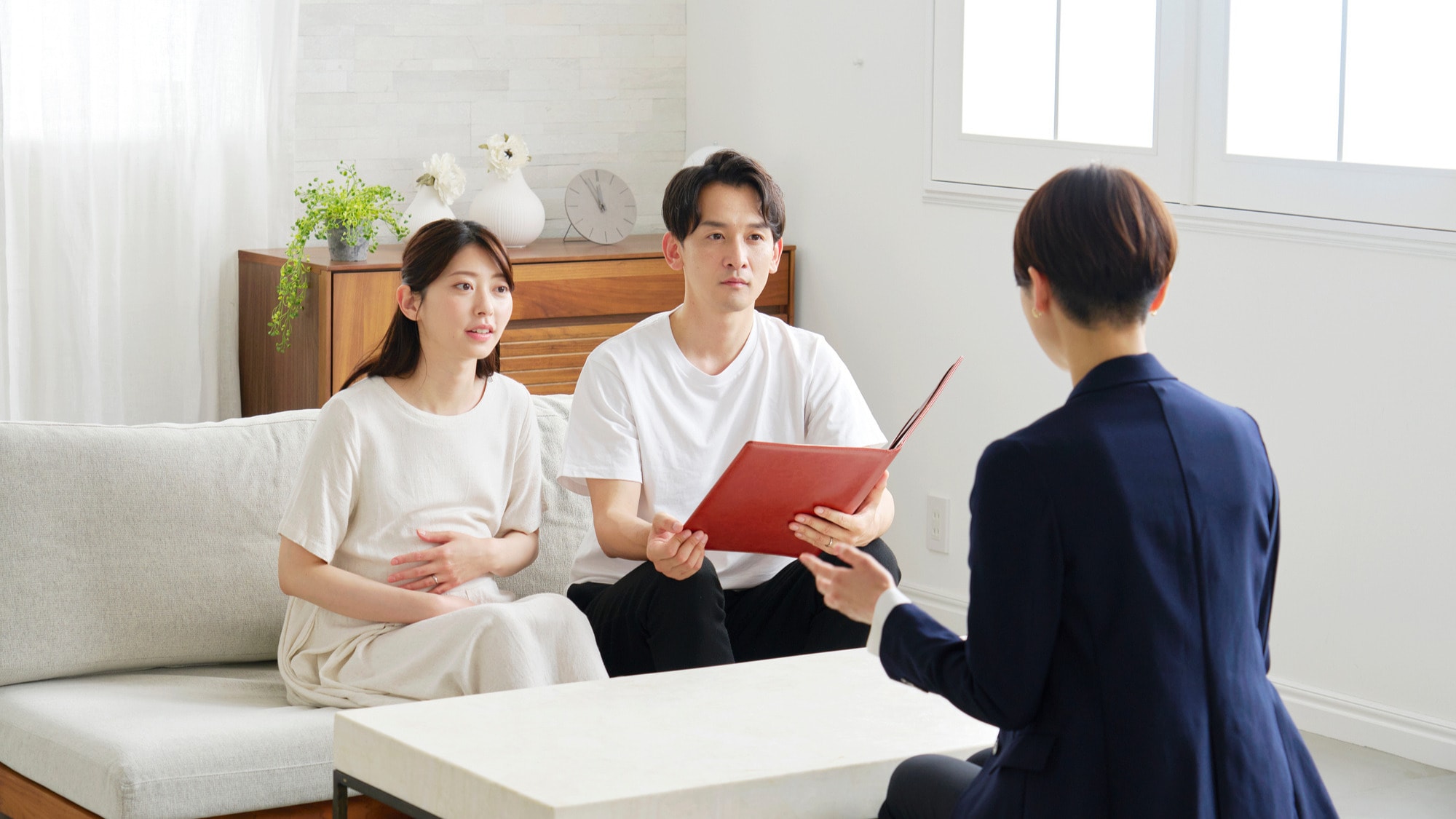 「2人の収入を足せば、もっと借りられますよね？」　中古マンションを購入した20代夫婦が、ペアローンではなく〈一人分の単独ローン〉を選んだワケ【現役大家CFPが解説】