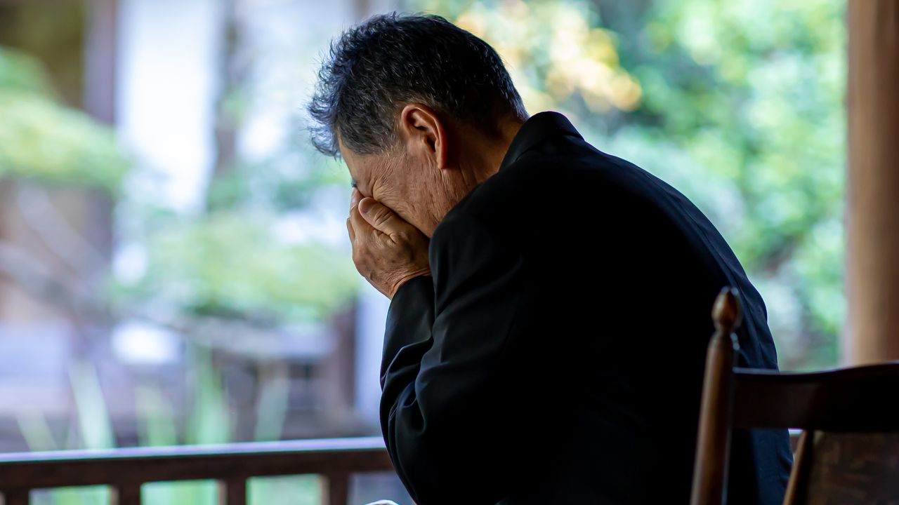 “家で看取る”は本当に幸せだったのか…「10年介護した78歳夫」が、妻の遺影の前で崩れ落ちた理由