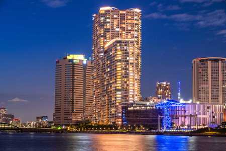 光り輝くタワーマンション・豊洲ベイエリアの夜景（※写真はイメージです／PIXTA)