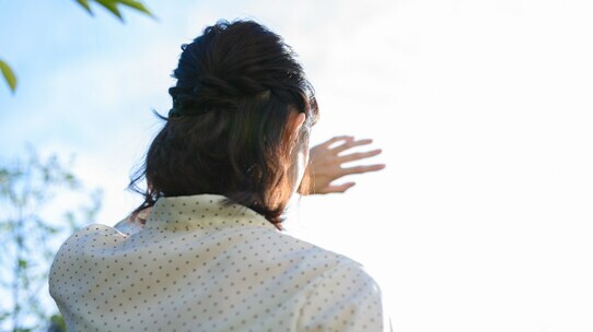 視界にキラキラが飛ぶ、目の端に光が走る原因は?脳や神経に問題があるケースも【眼科専門医が解説】