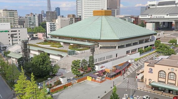 1本7万円の懸賞、秋場所総本数は史上最高に…V5達成・大の里。本割の横綱決戦に61本。企業が懸けた「2億円超」の衝撃【解説：エコノミスト宅森昭吉氏】