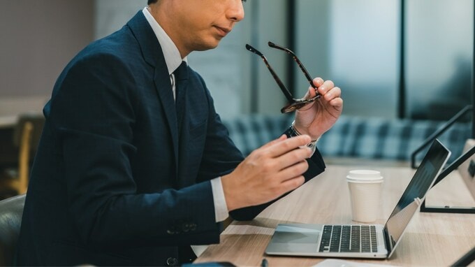 「あれっ、老眼が治った…」は〈白内障〉のサインかも。あまり知られていない「見え方の変化」【眼科医が解説】