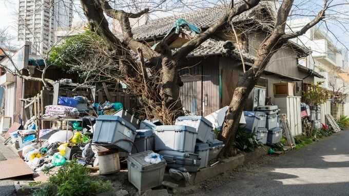 絶対にあの家だけはもらいたくない…母が父亡きあとの相続を断固拒否！自由奔放な伯父が遺した築75年の「ゴミ屋敷」、親族間の闇に葬られた実家の終末 