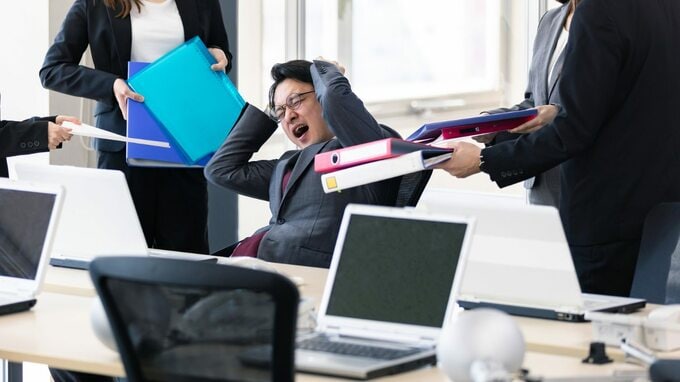 【仕事多すぎ→部下と向き合えない→チーム内で問題多発】負の連鎖を抜け出せない「限界マネジャー」に必要な“解決策”