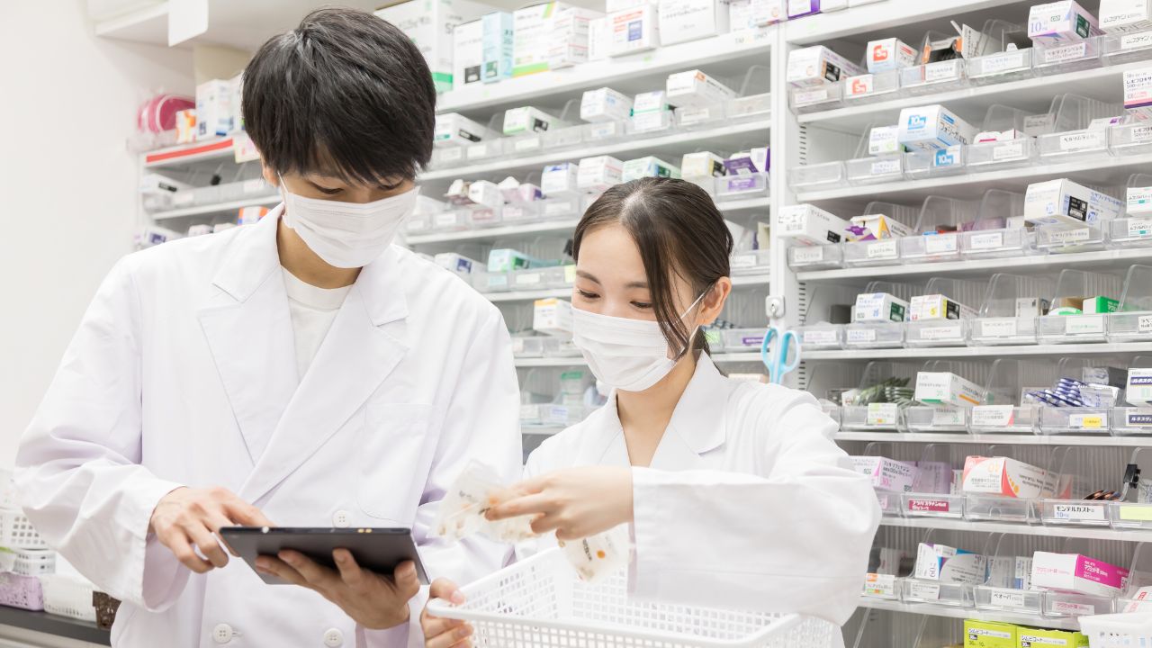 それで辞めたらどうするの？…新卒1人の採用コストは「平均93.6万円」だが、薬学部卒業生不足に焦りまくるドラッグストア経営者が“薬剤師1人”にかけた「まさかの金額」