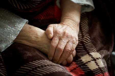 お金も住まいも失った