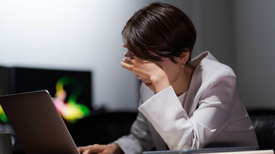 コロナ禍でも毎日出勤させられ…。「経理がリモートできない会社」はやばい!デジタルとアナログの圧倒的“差”
