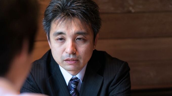 「そろそろ、引き際を考えたらどうだ？」上司からの露骨な肩叩きにも、1ミリも動じず「俺は窓際だから」と開き直る不気味…会社を舐め腐る〈月収35万円・55歳平社員〉が隠す“金融資産2億円”の破壊力【FPが解説】