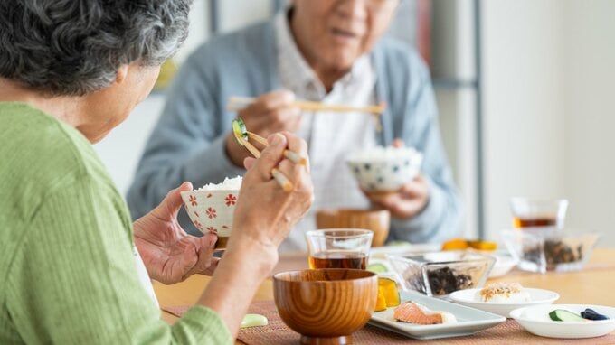 「もう関わりたくない」息子から届いた一文…〈年金月18万円〉70代夫婦の“寂しすぎる食卓”と、〈築40年市営団地〉で始まった“孤独な新生活”