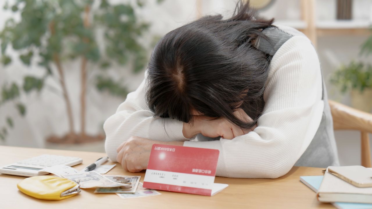 「通帳を閉じたまま、しばらく動けなくなりました…」老人ホームで暮らす75歳母の“身元保証代行”を契約した51歳娘の後悔。追い打ちをかける〈2026年の法改正〉の想定外