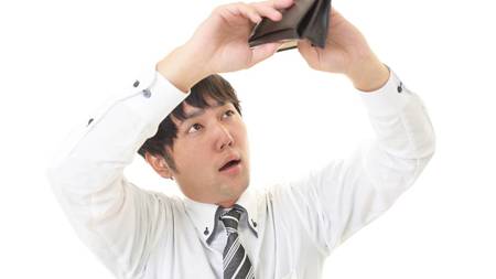 副業しなきゃやってられない…（※画像はイメージです／PIXTA）