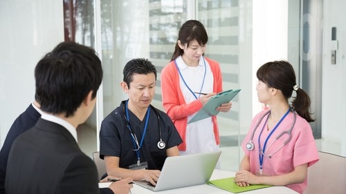 できるだけ多くのスタッフとのコミュニケーションをもつ機会を増やしたという。（※写真はイメージです／PIXTA）