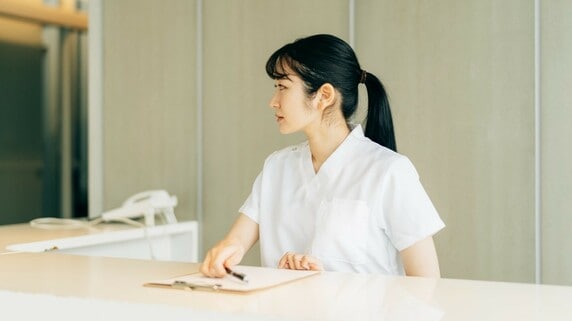 体調不良、家庭の事情…クリニックスタッフの「突然の欠勤」をスムーズに調整する業務采配のポイント