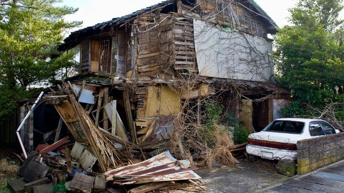 あまりの無責任っぷりに絶句…地方の超・築古住宅を相続&amp;放置した60代男性、高齢叔母からの「家が崩れている」の悲痛な叫びに放った、まさかの一言