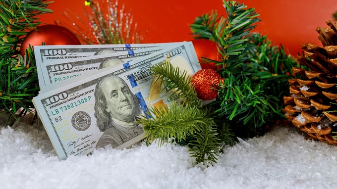 アメリカの富裕層は、クリスマスに「現金」を贈る…夫婦なら「年間約600万円」が非課税に。規模も自由度も“ケタ違い”な、米国流「相続対策」【国際税理士が解説】
