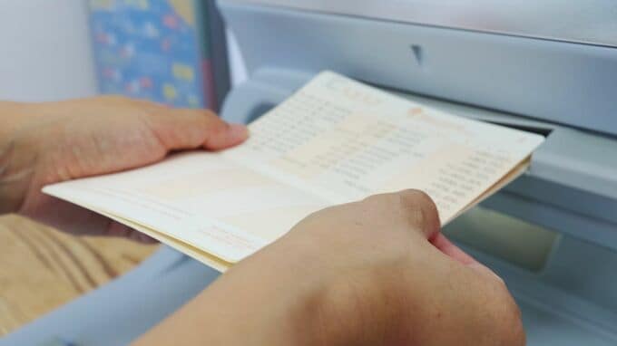 手の震えが止まりませんでした…振込額「￥72,000,000」に驚愕。年金月19万円・お金の心配ばかりの68歳女性が“終活”で気がついた「25年前の夫の忘れ形見」【FPが解説】