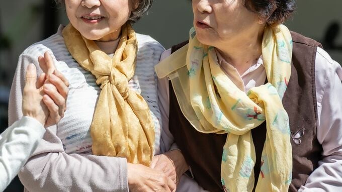 「タワマンにお住まいの方が、なぜ…」役所の職員も絶句。資産1億円・双子のおばあちゃんが“預金通帳”を見せ、瓜二つの困り顔で生活苦を訴えた日【FPが解説】