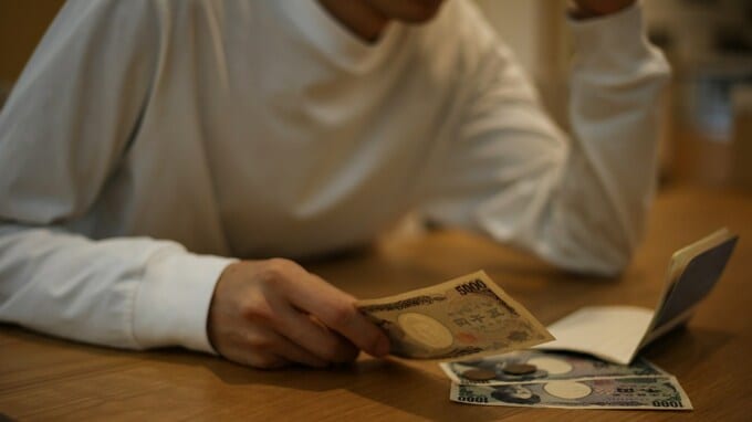 サラリーマンの平均年収「443万円」だが…30年前より〈約30万円も減った〉衝撃。働き続けても「年収が上がらず、むしろ下がる人々」に共通する“意識”【キャリアコンサルが警鐘】