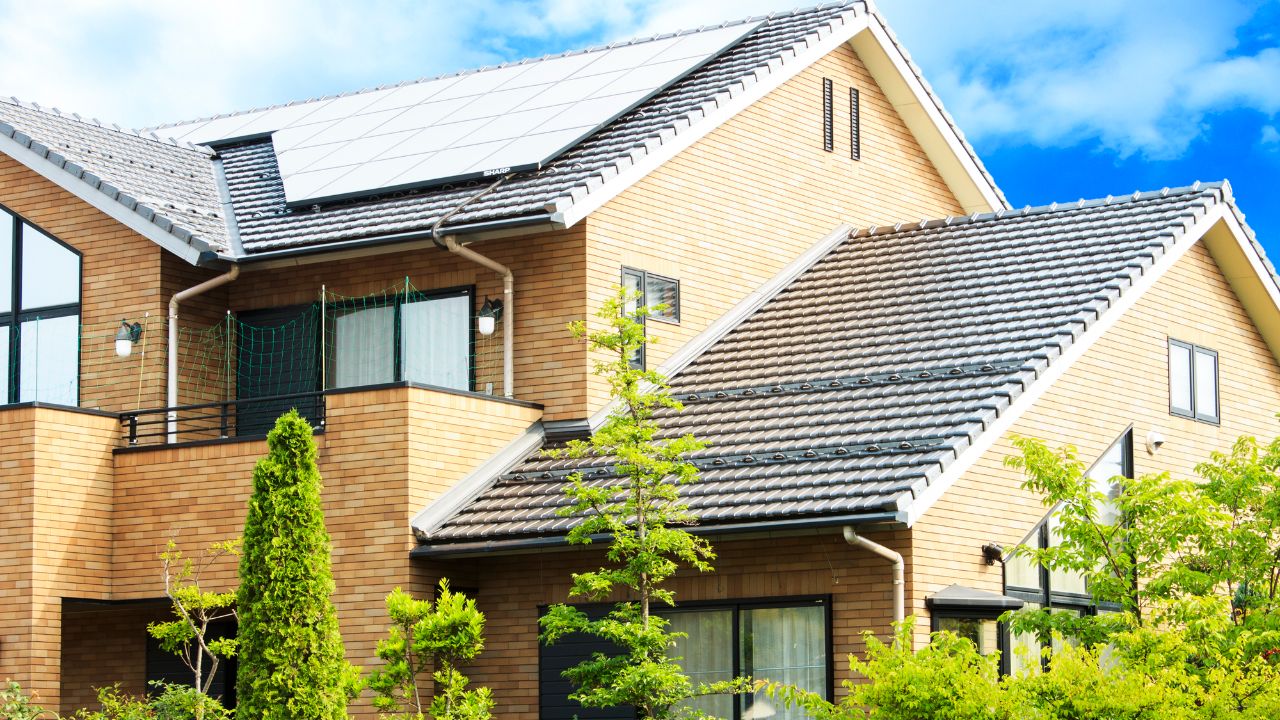 2025年度の売電価格は「15円/kWh」…家庭用・太陽光発電の電力が余ったら？「売る」よりお得になる方法【工務店社長が解説】