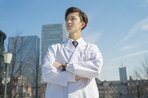 「やはり東京でなくてはならないし、将来的には海外留学も考えている」と次男。 （画像はイメージです／PIXTA）