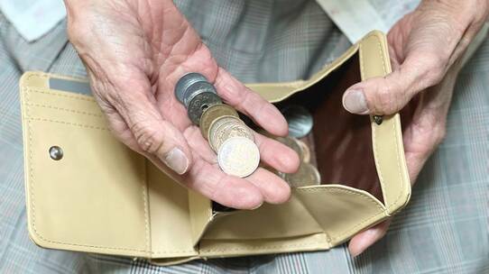 年金5万円以下・高齢単身者がはらむ「家賃滞納リスク」…年金死守も〈銀行口座差し押さえ〉の最終ステージ