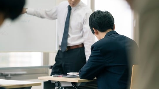【医学部受験】予備校は「大手」と「医学部専門」、どっちがいい？現役講師が率直解説