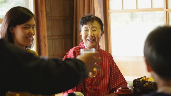 「誰かに迷惑かけましたか？」…〈年金月14万円〉温厚な67歳主婦、笑顔の裏で怒り。正月早々、39歳未婚息子に親戚が浴びせた「屈辱の一言」【CFPの助言】