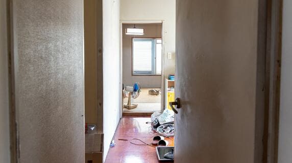 「お願い、助けて…」深夜2時、81歳母から突然の着信。駆けつけた46歳の娘が「玄関を開け、動揺した」荒れ果てた光景