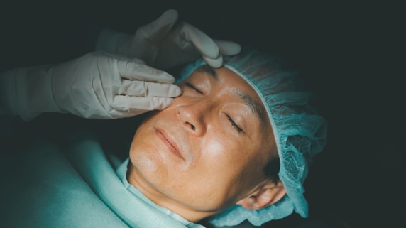 「怖い」はもう昔の話…「白内障手術」がほぼ痛くなく、10分で終わる本当の理由【現役眼科医が解説】