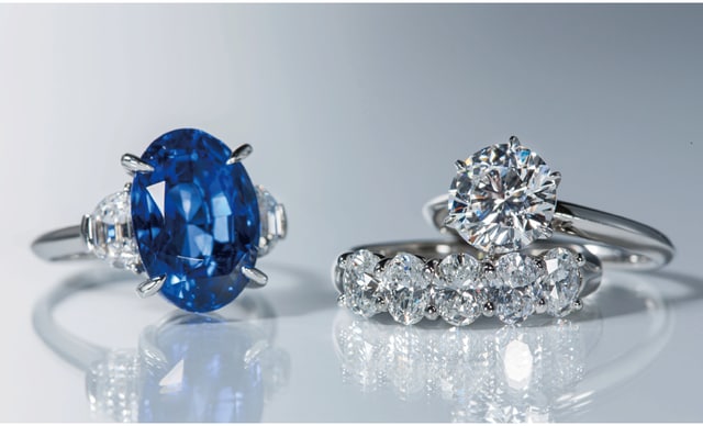 プラチナとサファイヤのリング、プラチナとダイヤモンドのリング（2点）。硬度が高く希少で美しい宝石は、世の中のはやりすたりからは無縁で、いつの時代も価値を持ち続ける（個人蔵）