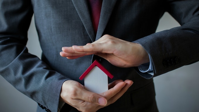 生命保険を活用して自社株の評価を引き下げる基本手法